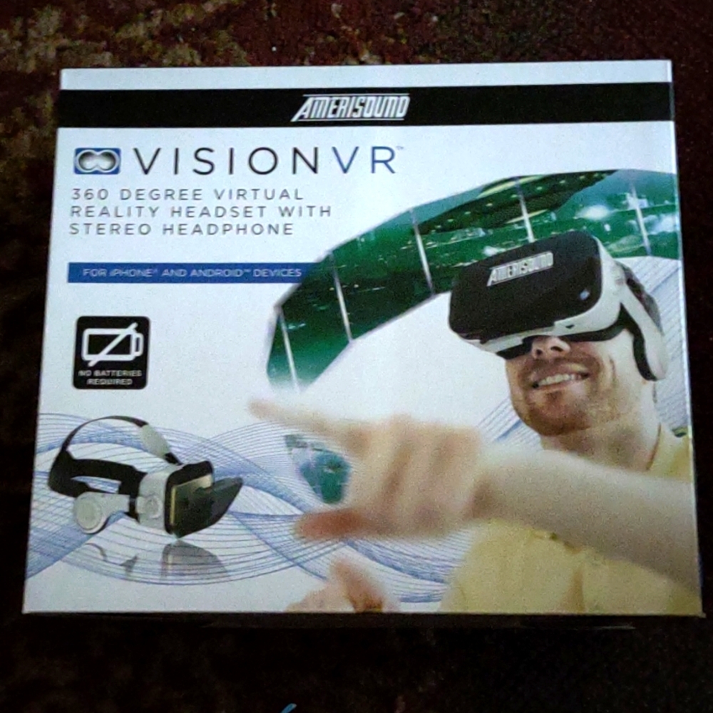 Virtual reality headset with stereo headphone